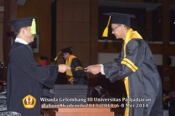 wisuda-unpad-gel-iii-ta-2013_2014-fakultas-ikom-oleh-dekan-ilalang-foto-012