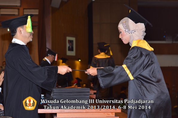 wisuda-unpad-gel-iii-ta-2013_2014-fakultas-ikom-oleh-dekan-ilalang-foto-013