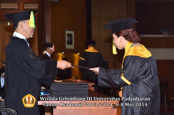 wisuda-unpad-gel-iii-ta-2013_2014-fakultas-ikom-oleh-dekan-ilalang-foto-018