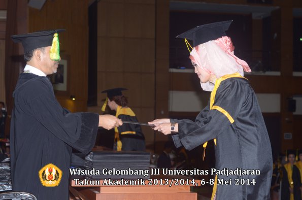 wisuda-unpad-gel-iii-ta-2013_2014-fakultas-ikom-oleh-dekan-ilalang-foto-019