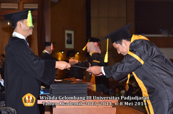 wisuda-unpad-gel-iii-ta-2013_2014-fakultas-ikom-oleh-dekan-ilalang-foto-020