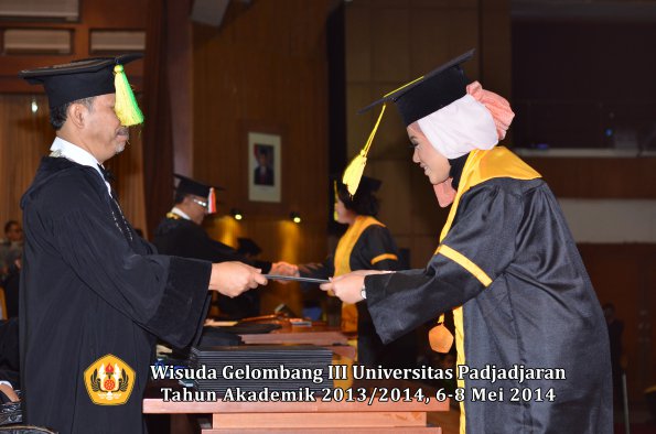 wisuda-unpad-gel-iii-ta-2013_2014-fakultas-ikom-oleh-dekan-ilalang-foto-026