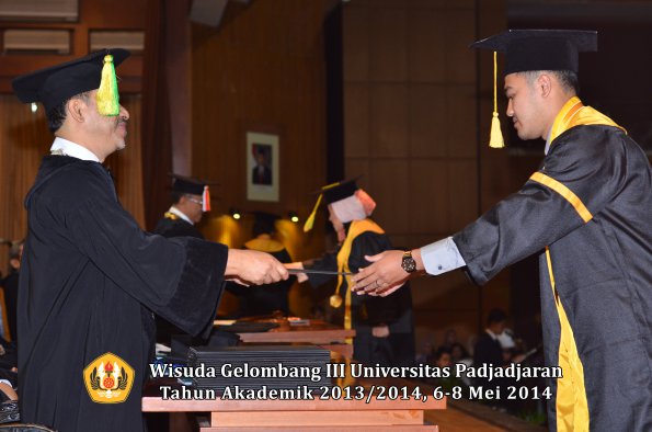 wisuda-unpad-gel-iii-ta-2013_2014-fakultas-ikom-oleh-dekan-ilalang-foto-027