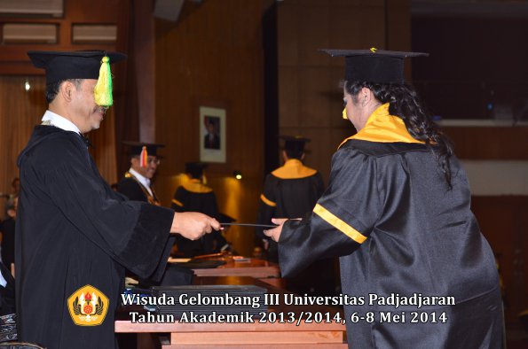 wisuda-unpad-gel-iii-ta-2013_2014-fakultas-ikom-oleh-dekan-ilalang-foto-031