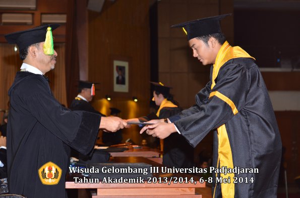 wisuda-unpad-gel-iii-ta-2013_2014-fakultas-ikom-oleh-dekan-ilalang-foto-032