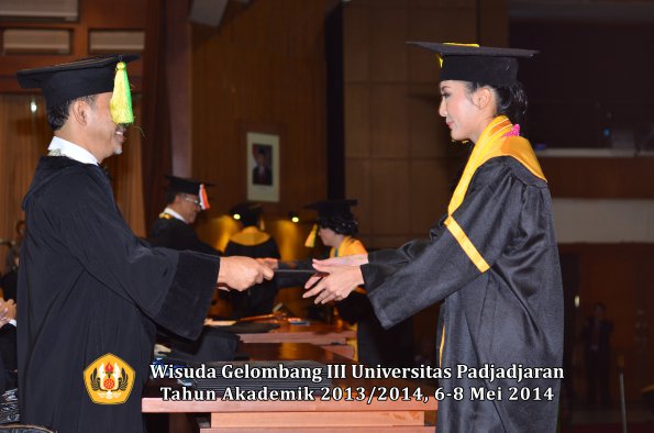 wisuda-unpad-gel-iii-ta-2013_2014-fakultas-ikom-oleh-dekan-ilalang-foto-034