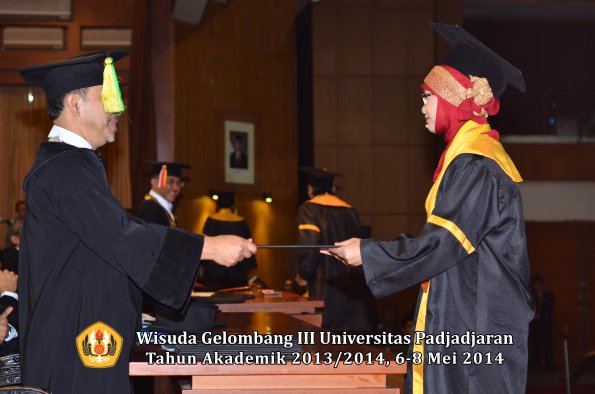 wisuda-unpad-gel-iii-ta-2013_2014-fakultas-ikom-oleh-dekan-ilalang-foto-037