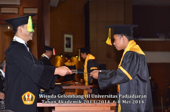 wisuda-unpad-gel-iii-ta-2013_2014-fakultas-ikom-oleh-dekan-ilalang-foto-039