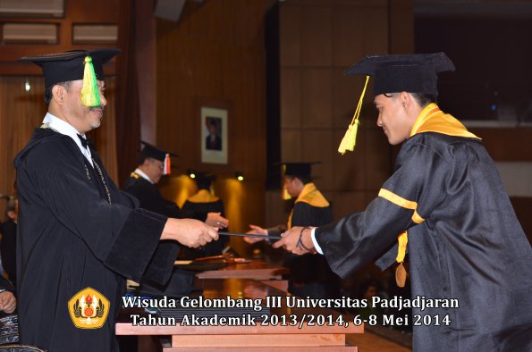 wisuda-unpad-gel-iii-ta-2013_2014-fakultas-ikom-oleh-dekan-ilalang-foto-040