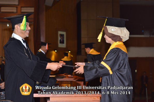 wisuda-unpad-gel-iii-ta-2013_2014-fakultas-ikom-oleh-dekan-ilalang-foto-041