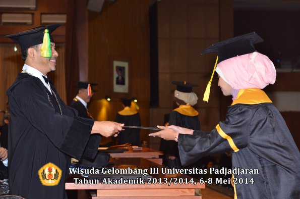 wisuda-unpad-gel-iii-ta-2013_2014-fakultas-ikom-oleh-dekan-ilalang-foto-042