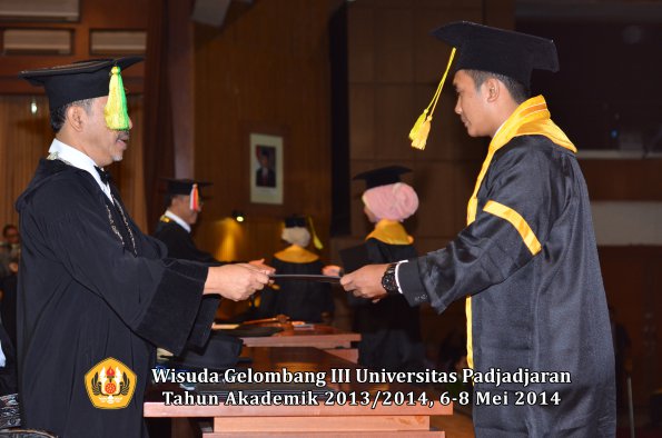 wisuda-unpad-gel-iii-ta-2013_2014-fakultas-ikom-oleh-dekan-ilalang-foto-043