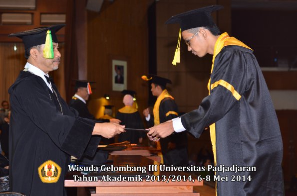 wisuda-unpad-gel-iii-ta-2013_2014-fakultas-ikom-oleh-dekan-ilalang-foto-044