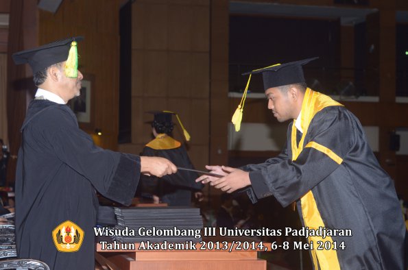 wisuda-unpad-gel-iii-ta-2013_2014-fakultas-ikom-oleh-dekan-ilalang-foto-066