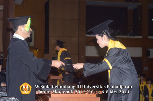 wisuda-unpad-gel-iii-ta-2013_2014-fakultas-ikom-oleh-dekan-ilalang-foto-085