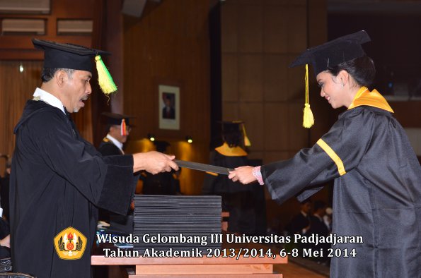 wisuda-unpad-gel-iii-ta-2013_2014-fakultas-ikom-oleh-dekan-ilalang-foto-096