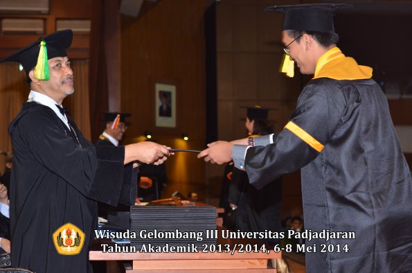 wisuda-unpad-gel-iii-ta-2013_2014-fakultas-ikom-oleh-dekan-ilalang-foto-107