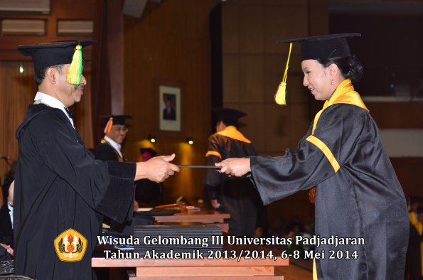 wisuda-unpad-gel-iii-ta-2013_2014-fakultas-ikom-oleh-dekan-ilalang-foto-118