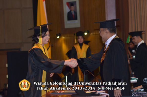 wisuda-unpad-gel-iii-ta-2013_2014-fakultas-ikom-oleh-rektor-ilalang-foto-001