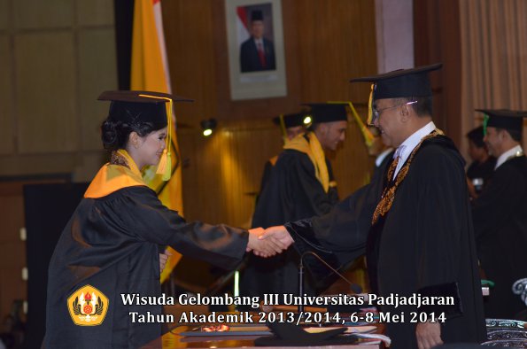 wisuda-unpad-gel-iii-ta-2013_2014-fakultas-ikom-oleh-rektor-ilalang-foto-028