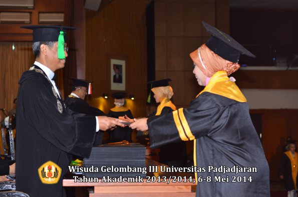 wisuda-unpad-gel-iii-ta-2013_2014-fakultas-kedokteran-oleh-dekan-ilalang-foto-013