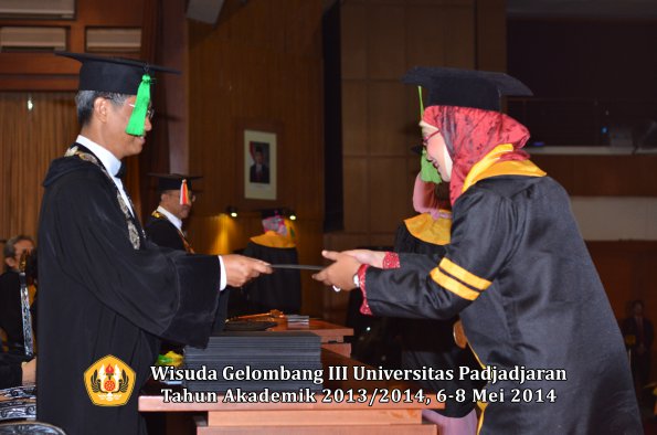 wisuda-unpad-gel-iii-ta-2013_2014-fakultas-kedokteran-oleh-dekan-ilalang-foto-021