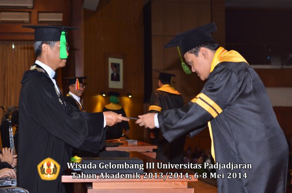 wisuda-unpad-gel-iii-ta-2013_2014-fakultas-kedokteran-oleh-dekan-ilalang-foto-033