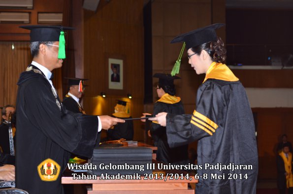 wisuda-unpad-gel-iii-ta-2013_2014-fakultas-kedokteran-oleh-dekan-ilalang-foto-067