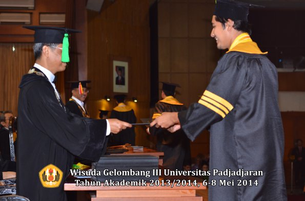 wisuda-unpad-gel-iii-ta-2013_2014-fakultas-kedokteran-oleh-dekan-ilalang-foto-070