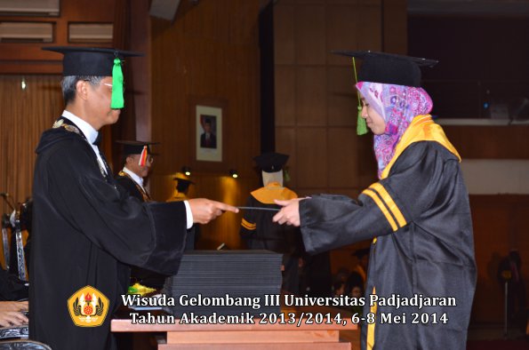 wisuda-unpad-gel-iii-ta-2013_2014-fakultas-kedokteran-oleh-dekan-ilalang-foto-105