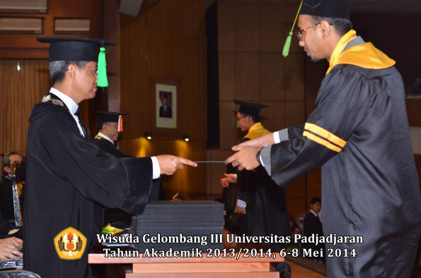 wisuda-unpad-gel-iii-ta-2013_2014-fakultas-kedokteran-oleh-dekan-ilalang-foto-107