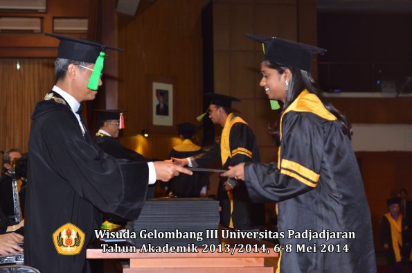 wisuda-unpad-gel-iii-ta-2013_2014-fakultas-kedokteran-oleh-dekan-ilalang-foto-108