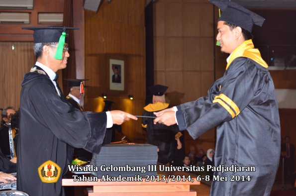 wisuda-unpad-gel-iii-ta-2013_2014-fakultas-kedokteran-oleh-dekan-ilalang-foto-110