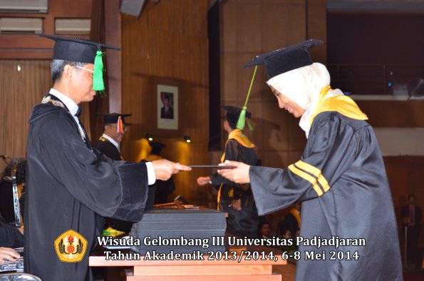 wisuda-unpad-gel-iii-ta-2013_2014-fakultas-kedokteran-oleh-dekan-ilalang-foto-113