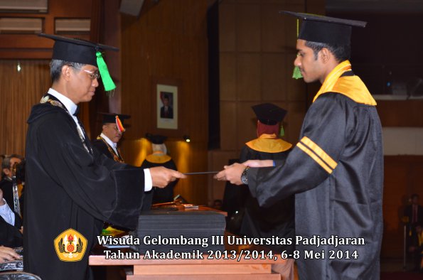 wisuda-unpad-gel-iii-ta-2013_2014-fakultas-kedokteran-oleh-dekan-ilalang-foto-115