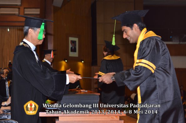 wisuda-unpad-gel-iii-ta-2013_2014-fakultas-kedokteran-oleh-dekan-ilalang-foto-117