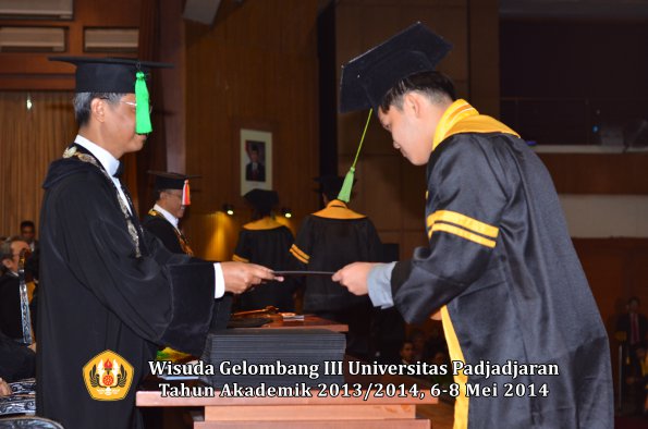 wisuda-unpad-gel-iii-ta-2013_2014-fakultas-kedokteran-oleh-dekan-ilalang-foto-118