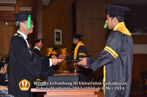 wisuda-unpad-gel-iii-ta-2013_2014-fakultas-kedokteran-oleh-dekan-ilalang-foto-120