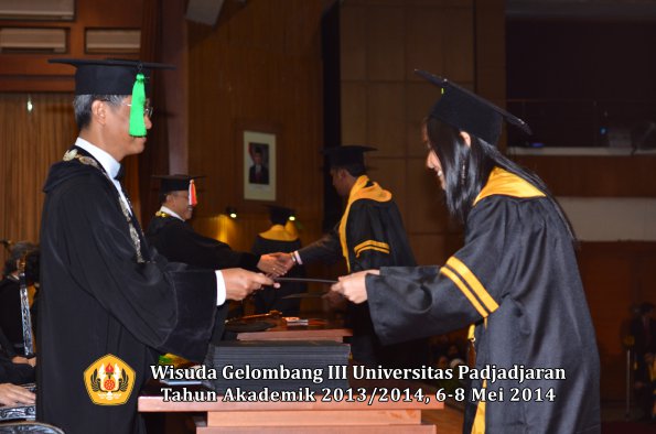 wisuda-unpad-gel-iii-ta-2013_2014-fakultas-kedokteran-oleh-dekan-ilalang-foto-122