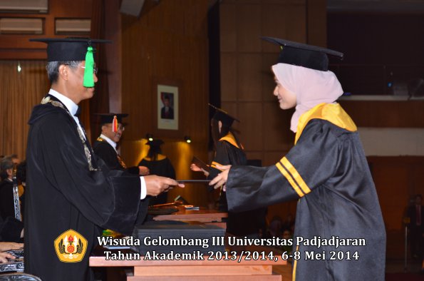 wisuda-unpad-gel-iii-ta-2013_2014-fakultas-kedokteran-oleh-dekan-ilalang-foto-126