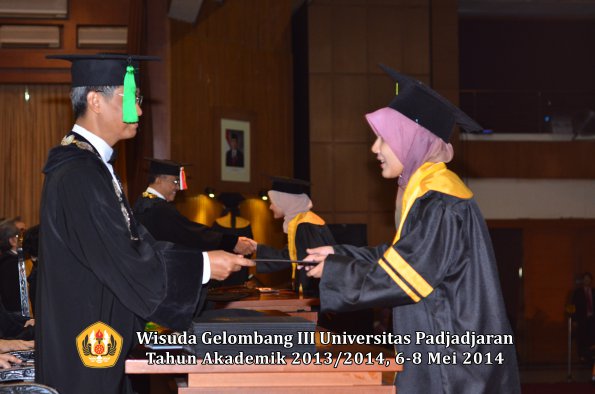 wisuda-unpad-gel-iii-ta-2013_2014-fakultas-kedokteran-oleh-dekan-ilalang-foto-127