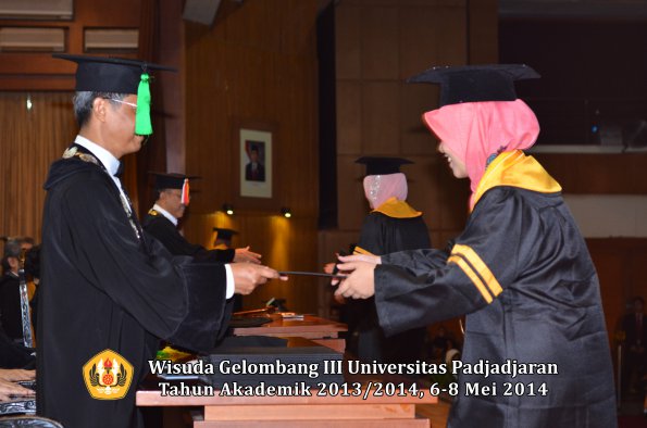 wisuda-unpad-gel-iii-ta-2013_2014-fakultas-kedokteran-oleh-dekan-ilalang-foto-129