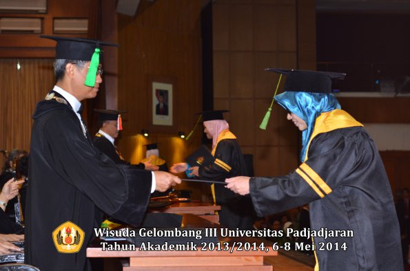 wisuda-unpad-gel-iii-ta-2013_2014-fakultas-kedokteran-oleh-dekan-ilalang-foto-136