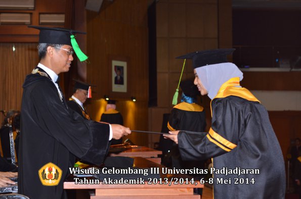 wisuda-unpad-gel-iii-ta-2013_2014-fakultas-kedokteran-oleh-dekan-ilalang-foto-137