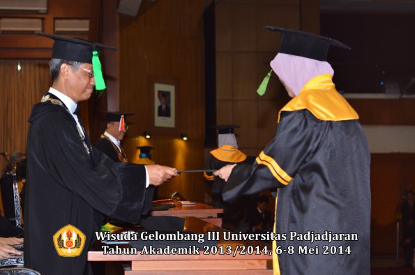 wisuda-unpad-gel-iii-ta-2013_2014-fakultas-kedokteran-oleh-dekan-ilalang-foto-138