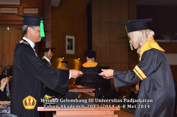 wisuda-unpad-gel-iii-ta-2013_2014-fakultas-kedokteran-oleh-dekan-ilalang-foto-139