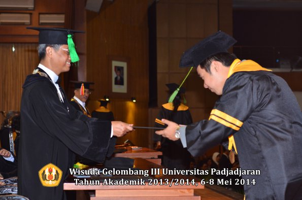 wisuda-unpad-gel-iii-ta-2013_2014-fakultas-kedokteran-oleh-dekan-ilalang-foto-146