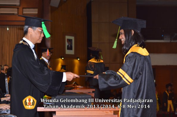 wisuda-unpad-gel-iii-ta-2013_2014-fakultas-kedokteran-oleh-dekan-ilalang-foto-176