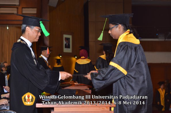 wisuda-unpad-gel-iii-ta-2013_2014-fakultas-kedokteran-oleh-dekan-ilalang-foto-195