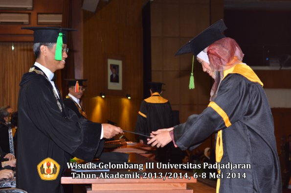 wisuda-unpad-gel-iii-ta-2013_2014-fakultas-kedokteran-oleh-dekan-ilalang-foto-197